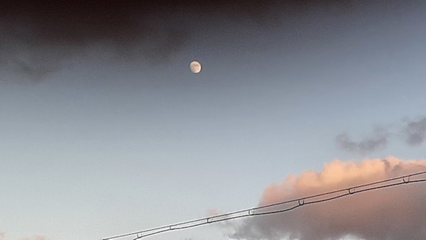 제주 애월읍 하늘의 먹구름과 흰구름 사이를 떠가는 반달 /필자사진
