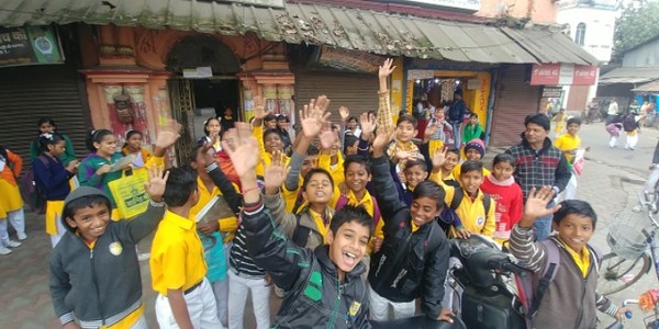 나그네를 환영해주는 거리의 초등학생들. 인도는 아이들이 많다. @생명탈핵실크로드 순례단