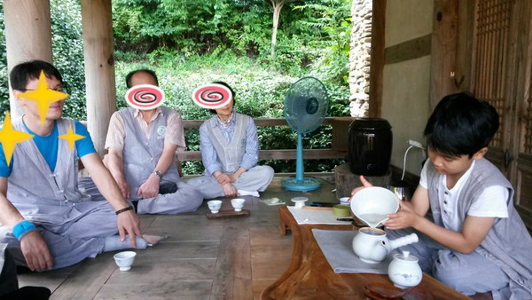 2017년 5월, 해남 대흥사 템플스테이 중 스님의 명을 받아 차를 우 려내고 있는 해민