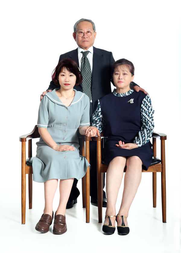 고 손경아(왼쪽부터)씨와 아버지 손영수, 어머니 김덕화씨. 백소아 박종식 기자