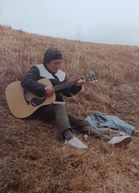 민중가요 <불나비>를 작사, 작곡한 음성철 님.  1979년 대학 1학년 시절 소록도에서 기타 치며 노래하던 모습(출처 : 음성철)