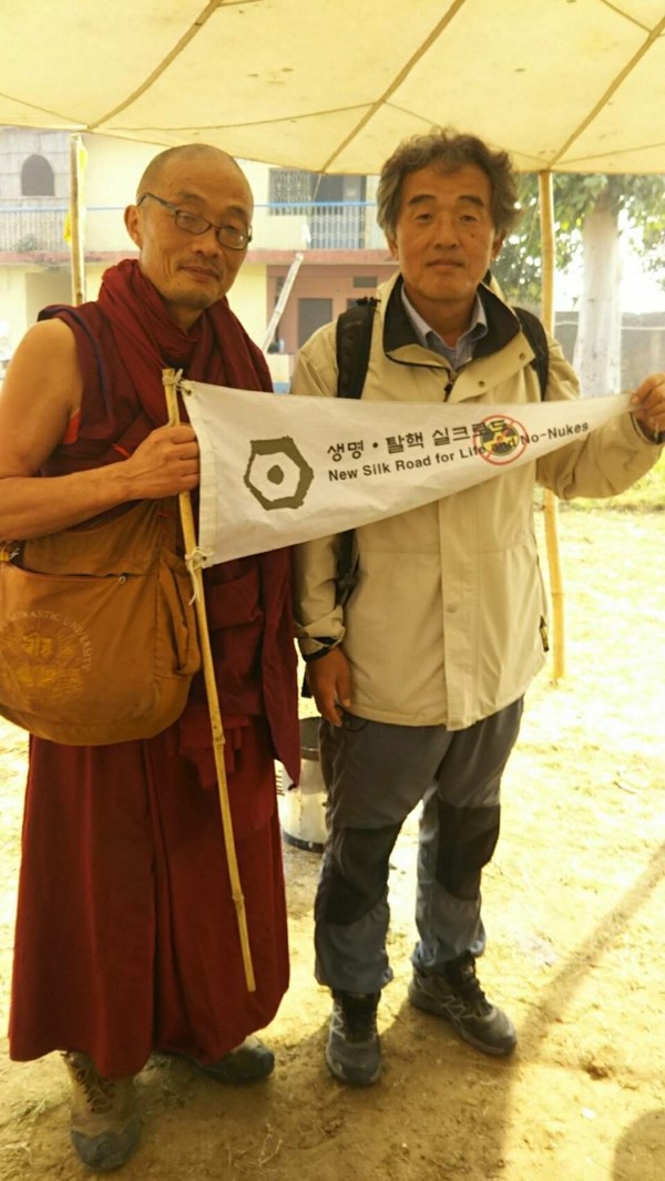 고려사에서 만난 한국인 티벳 승려 강봉스님.  필자가 달라이라마 존자를 알현하는 데 도움을 주셨다. @생명탈핵실크로드 순례단