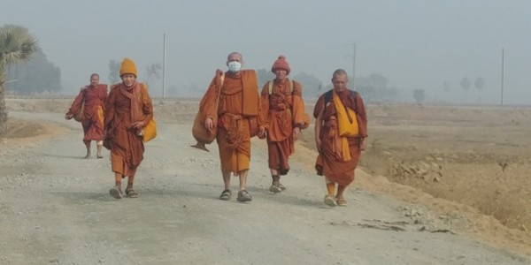 보드가야로 가는 길목에서 만난 스님들. 중국에서 출발하셨다고 하는데, 아마도 티벳지역의 스님들인 듯하다. @생명탈핵실크로드 순례단