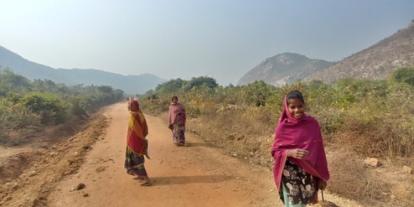이런 멋진 길에 농촌 여인들이 걷고 있다. 오래전 모습 그대로의 분위기가 느껴진다. @생명탈핵실크로드 순례단