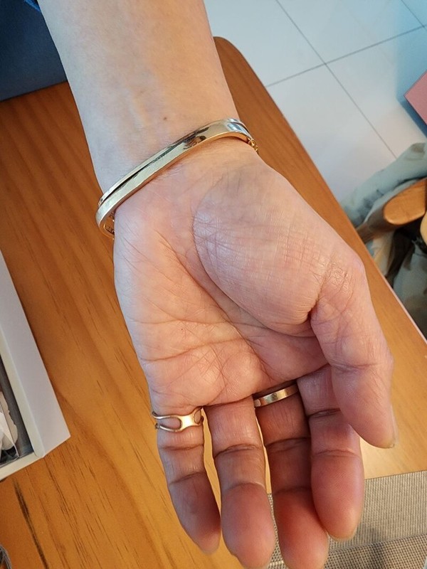 도은씨 엄마 이미영씨가 참사 당일 김도은씨가 찼던 찌그러진 팔찌를 차고 있다. 유가족 제공