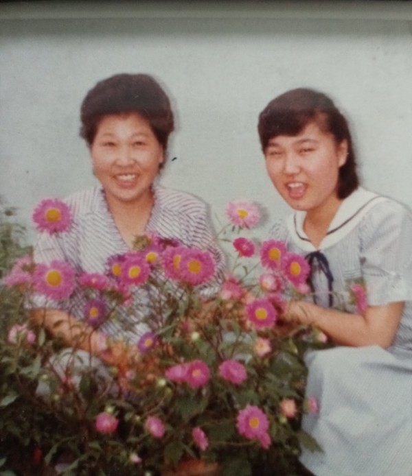 1982년 집에서 가꾼 과꽃 화분과 함께한 모친 유창임씨와막내딸 김혜경씨.