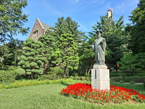 미군정 통치 기간 <한국교육위원회> 위원으로 참여한 김활란의 동상. 김활란은 친일인명사전에 등재된 친일부역자로 반민족 행위를 서슴지 않았던 인물이다. 이화여대 본관 옆에 세워진 김활란 동상은 김활란의 친일 행적으로 철거를 주장하는 등 논란의 중심에 놓인 적이 있다.(사진 출처 : 하성환)