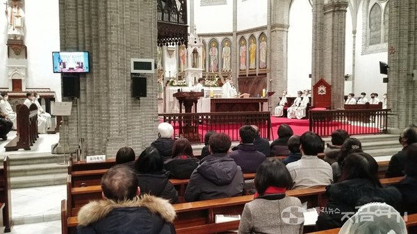 1월 26일 저녁 명동대성당에서 서울대교구 사회사목국이 '이태원 참사 희생자의 영원한 안식과 유가족들의 마음의 평화를 위하여' 미사를 봉헌했다. ⓒ배선영 기자