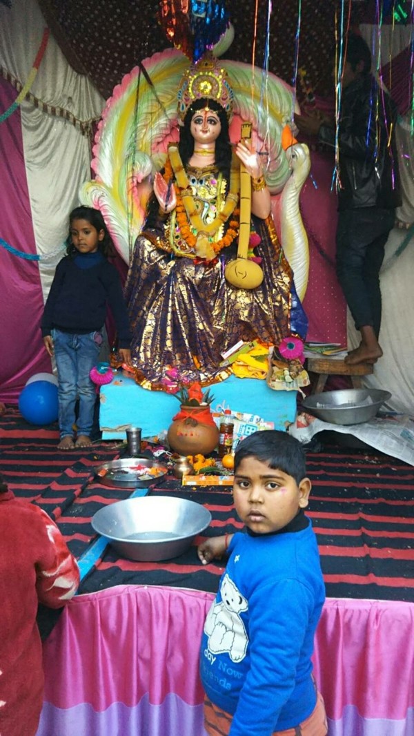 작은 힌두교 사당이 동네마다 있다. 뒤돌아보는 아이의 표정이 인상적이다. @생명탈핵실크로드 순례단