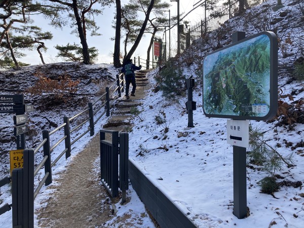 북악산을 남김없이 개방했다고는 하나, 곳곳에 흉물스런 철문과 가시 철조망이 위압감을 준다. Ⓒ이수엽(2023.1.6.)