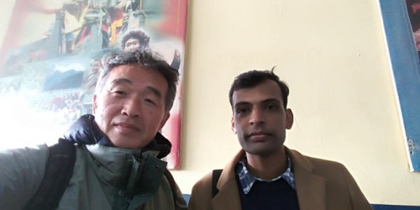 네팔 공항에서 만난 한국체류 기술자. 한국어가 유창하다. @생명탈핵실크로드 순례단