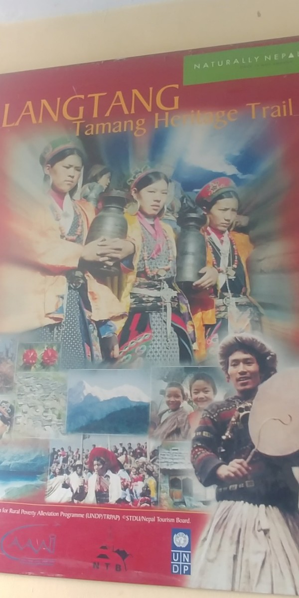 공항대합실에 있는 포스터를 보면 네팔인 가운데 상당수는 한국인과 겉모습이 비슷하다. 그래서 인도에서 걸을 때 사람들이 필자에게 네팔 사람이냐고 묻는 경우도 많았다.  몽골처럼 친근감이 드는 네팔 사람들이다. @생명탈핵실크로드 순례단