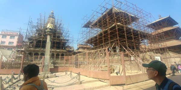 네팔 수도 카트만두에서 2015년의 큰 지진으로 무너진 유적들을 3년째 보수하고 있다. @생명탈핵실크로드 순례단