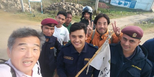 네팔에서 인도로 넘어가는 국경 부근 초소의 경찰들과 함께 @생명탈핵실크로드 순례단