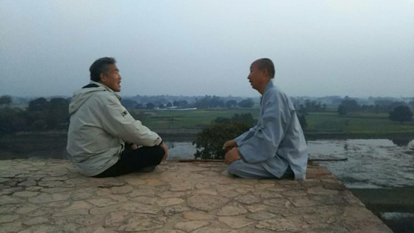 Orajhar유적지에서 허정스님으로부터 부처님이 이적을 행한 말씀을 듣는 장면을 하라상이 잘 찍었다. @생명탈핵실크로드 순례단