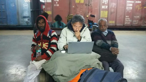 나그네는 길에서도 쉬지 않는다. 칸푸르 역사에서 기차를 기다리며 노트북으로 작업하는 필자를 하라상이 잘 찍었다. @생명탈핵실크로드 순례단