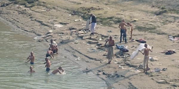 강물에 몸을 씻고 있는 힌두교 사제들 @생명탈핵실크로드 순례단