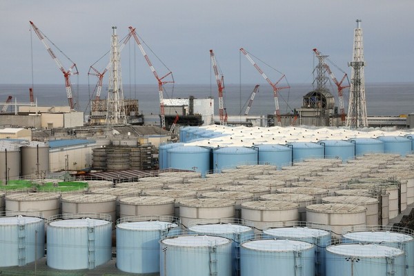 일본 후쿠시마 제1원전 부지에 있는 오염수 저장 탱크들. 일본은 이 저장 탱크에 보관 중인 오염수 130만여t을 오는 봄부터 바다로 방류하기 위한 준비를 진행하고 있다. 연합뉴스(사진 출처 : https://www.hani.co.kr/arti/society/environment/1079255.html)
