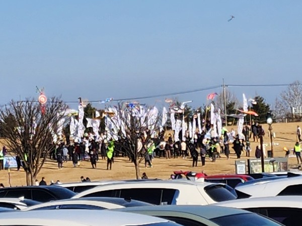 3월 1일 임진각에서 통일교로 행진하는 시민들. 100개 가까운 깃발들이 장관을 이루었다.