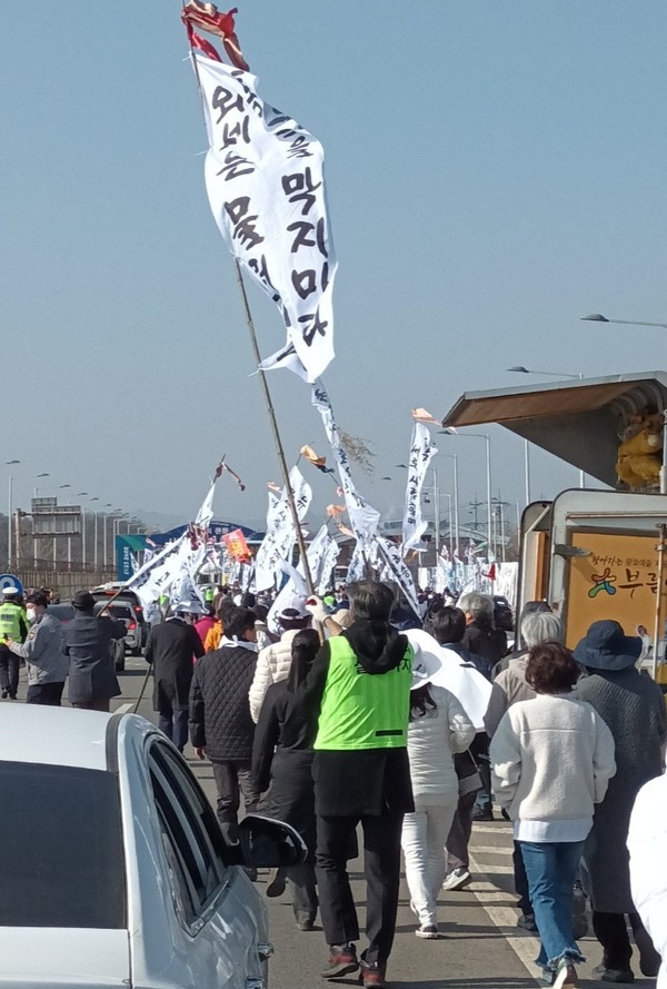 미국놈 믿지마라 일본놈 일어선다. 올라가자 내려와라 밤새도록 놀아보자. 민족개념 1도 없는 아주 바보 윤석열, 척양척왜!
