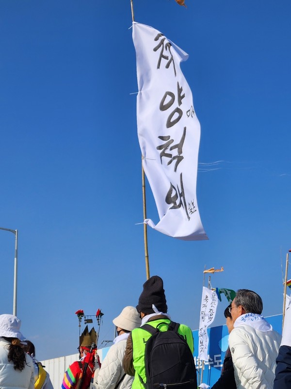 우리가 전쟁 중일 때 일본과 꿀 떨어지는 관계를 맺었던 미국. 저들은 6년 만에 친구가 되었는데 3년을 싸운 남북을 70년 간 원수로 살라고 하는 미국. 700년 7,000년을 원수로 살라 하는 미국을 당신은 아직도 우방으로 생각하시는가?  우리가 마음을 내어야 한다. 통일할 결심. 마. 침. 내!!!