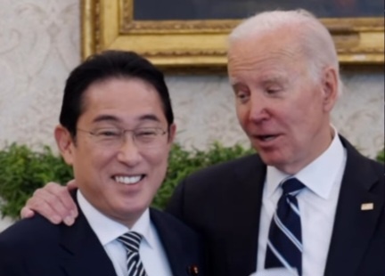 미국은 일본에 핵폭탄을 던진 후 놀랍게도 5년 여 만에 꿀 떨어지는 관계를 맺었다. 한국전쟁 중이었다. 1951년 미국은 수십 년 간 피해를 입은 당사국들이 없는 장소에서 일본이 저지른 모든 범죄에 면죄부를 주었다. (2023. 1. 13일. 바이든이 일 총리 기시다에게 진한 우정과 신뢰를 표하고 있다.)