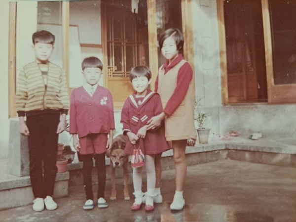 1970년경으로 추정하는 부산시 동구 초량동 생활할 때 기념사진(출처 : 하성환). 사남매 맨 오른쪽에 있는 분이 누님이고 제일 왼쪽이 글쓴이, 글쓴이 옆에 남동생과 여동생이 함께했다.