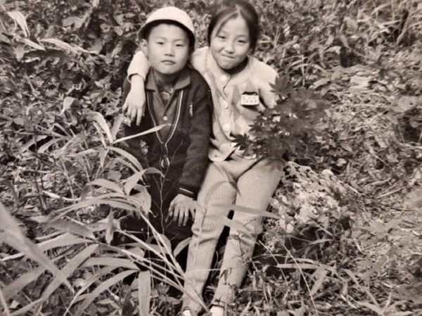 목포 유달초등학교 시절  누님과 함께 다정한 한때를 보내며(출처 : 하성환)