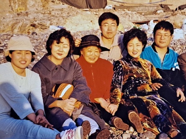 부산 태종대  바닷가에서 1990년대 어느 날 가족과 함께한 사진. 맨 오른쪽에서 두 번째 분이 누님이다.(출처 : 하성환)