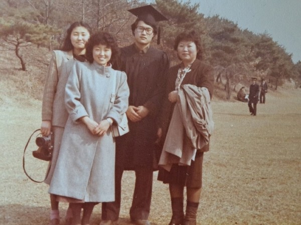 글쓴이가 대학 졸업 당시 가족과 함께 찍은 사진으로 왼쪽부터 여동생, 누님, 글쓴이, 어머니(출처 : 하성환)