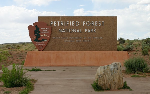 미국 애리조나에 ‘Petrified Forest National Park’(사진출처 : https://commons.wikimedia.org/wiki/File:Petriied_Forest_National_Park_north_entrance_sign.jpg)