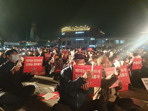 20일 오후 7시 전주 풍남문광장에서 시국미사가 열려 시민들이 촛불을 들고 노래하고 있다. 박임근 기자