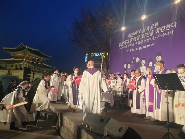 20일 오후 7시 전주 풍남문광장에서 시국미사를 시작해 신부님들이 입장하고 있다. 한겨레  박임근 기자