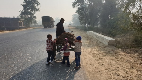 아이들이 짐수레를 밀고 있다. 귀여운 모습이다. @생명탈핵실크로드 순례단