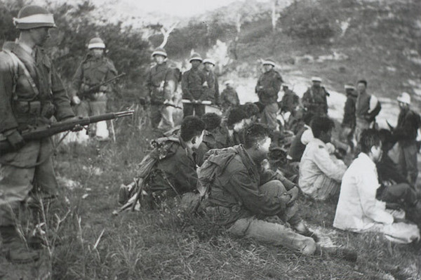 1948년 10월 여순사건 당시 진압군이 총을 든 채 반란군을 감시하고 있다.여수지역사회연구소 제공