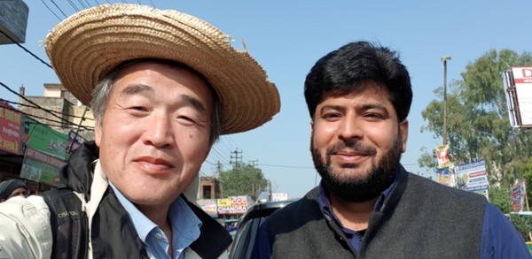 2019년1월 뉴델리 근교를 지날 때  만난 인도의 젊은 정부관료 Deepak. 그는 한국을 무척 좋아했다.