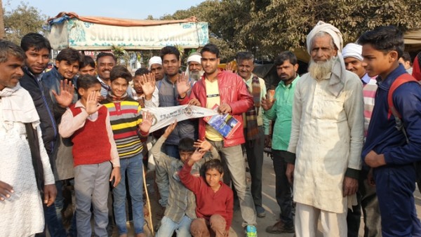 이번에 인도를 걸으면서 과거의 우리의 사라진 장점이 눈에 보였다. 그것은 학교바깥의 거대한 학교 ㅡ 대가족, 동네어른, 동네형동생, 대자연, 농사일 등 이런 긴밀한 인간과 자연의 환경이 사람을 키운다. 마치 사람을 키우는 데 씨줄과 날줄과 같은 역할을 한다. 우리에게는 언제부터인가 멀어진, 보이지 않는 학교다. @생명탈핵실크로드 순례단