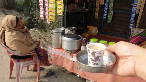 쉬는 동안 짜이 한잔. 짜이는 인도의 향신료에 우유를 넣고 끓여서 걸러낸 차다. 모든 인도인이 즐기고 있다. 한잔 7루피(120원). @생명탈핵실크로드 순례단