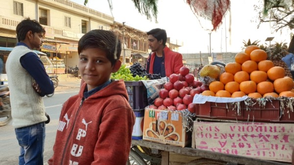 생과일주스를 팔고 있는 소년의 따뜻한 미소 @생명탈핵실크로드 순례단