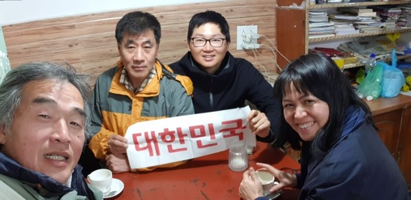 한국식당에서 만난 한국인 여행자분들. 필자의 스토리에 감탄을 하면서 순식간에 친해졌다. @생명탈핵실크로드 순례단