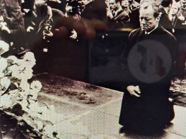 1970년 12월 7일, 폴란드 바르샤바 유태인 추모비 앞에서 서독 총리 빌리 브란트는 무릎을 꿇은 채 나치 독일이 저지른 전쟁범죄에 사죄했다. 정작 빌리 브란트는 2차 대전 기간 북유럽으로 망명해 나치 독일에 저항했던 반나치 전사였다. 사민당 빌리브란트 총리의 동방정책은 1990년 독일 통일의 밑거름이 되었다. 사생아로 태어났지만 청년기를 반나치 투쟁으로 보낸 역사상 보기 드물게 존경받는 정치인이다.(출처 : 하성환)