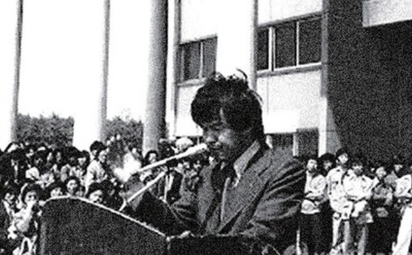 1980년 4월 전남대 대강당 앞 광장에서 열린 총학생회장 선거 유세 때 연설을 하고 있는 고 박관현 열사. 전남대 제공. 한겨레, 22022-10-12.