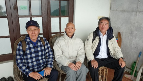 달라이라마성하의 한국 제자인 청전스님(가운데)을 찾아뵈었다. @생명탈핵실크로드 순례단