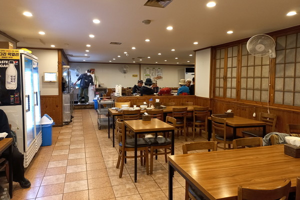식당 내부. 60~70명 앉으면 더 앉을 곳이 없을 작은 식당이다. 