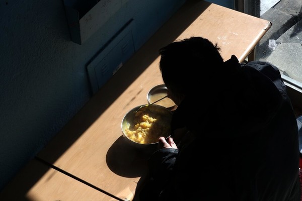 1월 25일 낮 서울 종로구 탑골공원 원각사 무료급식소를 찾은 한 노인이 점심을 먹고 있다. 박종식 기자 anaki@hani.co.kr