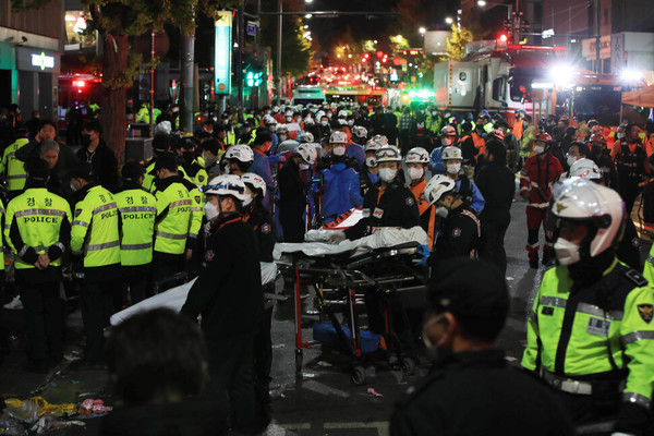 30일 새벽 서울 용산구 이태원 압사 사고 현장에서 119 구급대원들이 부상자들이 이송하기 위해 이동하고 있다. 박종식 기자