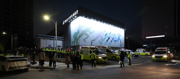 30일 새벽 이태원 압사사고 희생자들이 임시 안치된 서울 용산구 원효로다복적체육관 앞에 시신을 이송할 차량이 대기하고 있다. 박종식 기자