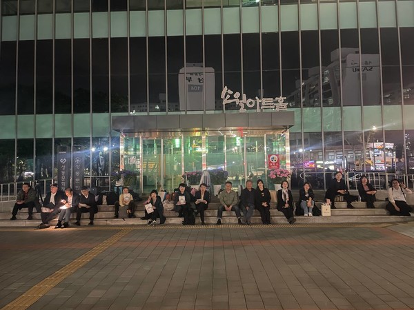 정기공연을 마치고 공연장인 소월아트홀 밖 계단에 앉아 강릉행 버스를 기다리고 있다.