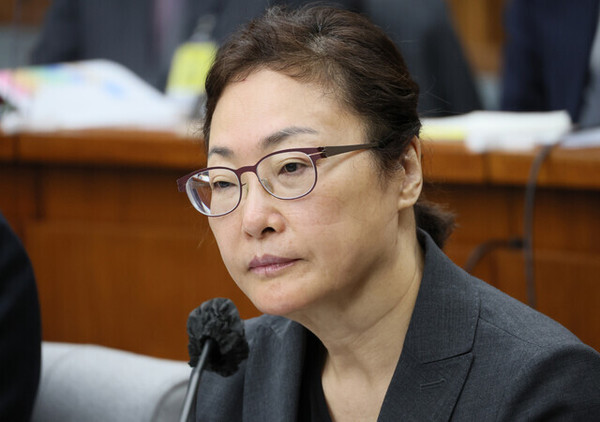 박희영 용산구청장이 ‘이태원 참사 국정조사’ 청문회에서 의원질의를 듣고 있다. 연합뉴스(출처 : 한겨레신문)