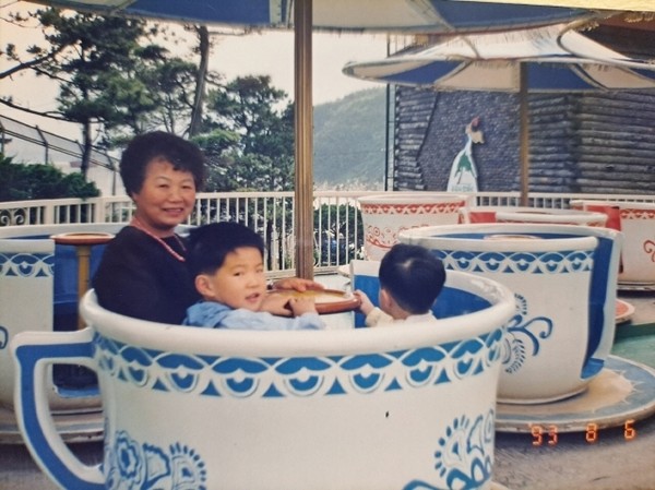 부산 영도구 태종대 놀이공원에서 어머니가 두 손자와 함께 한 모습(출처 : 하성환)